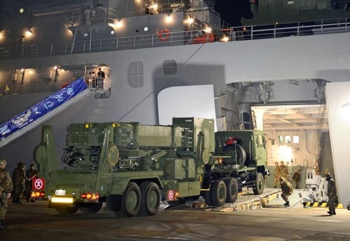 Xe của Lực lượng Phòng vệ Nhật Bản được đưa lên tàu vận tải